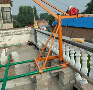 用磚塊墊高室外吊運機的方法是否安全